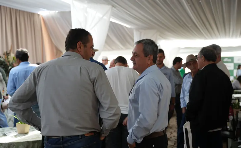 Produtores conversam durante a feira Tecnoagro